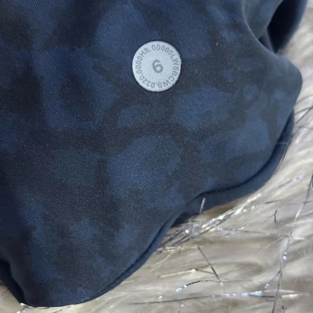 Lululemon Athletic High Rise‎ Navy and Black Patterned Con Crop Leggings Size 6
